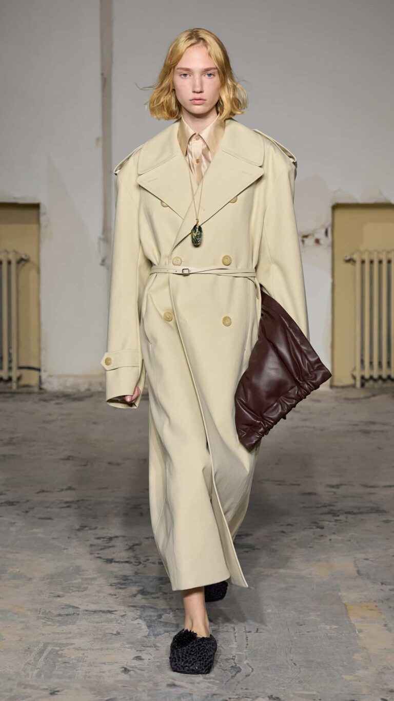 Read more about the article CARVEN SS24 PFW REDEFINING SIMPLE WARDROBE ESSENTIALS
